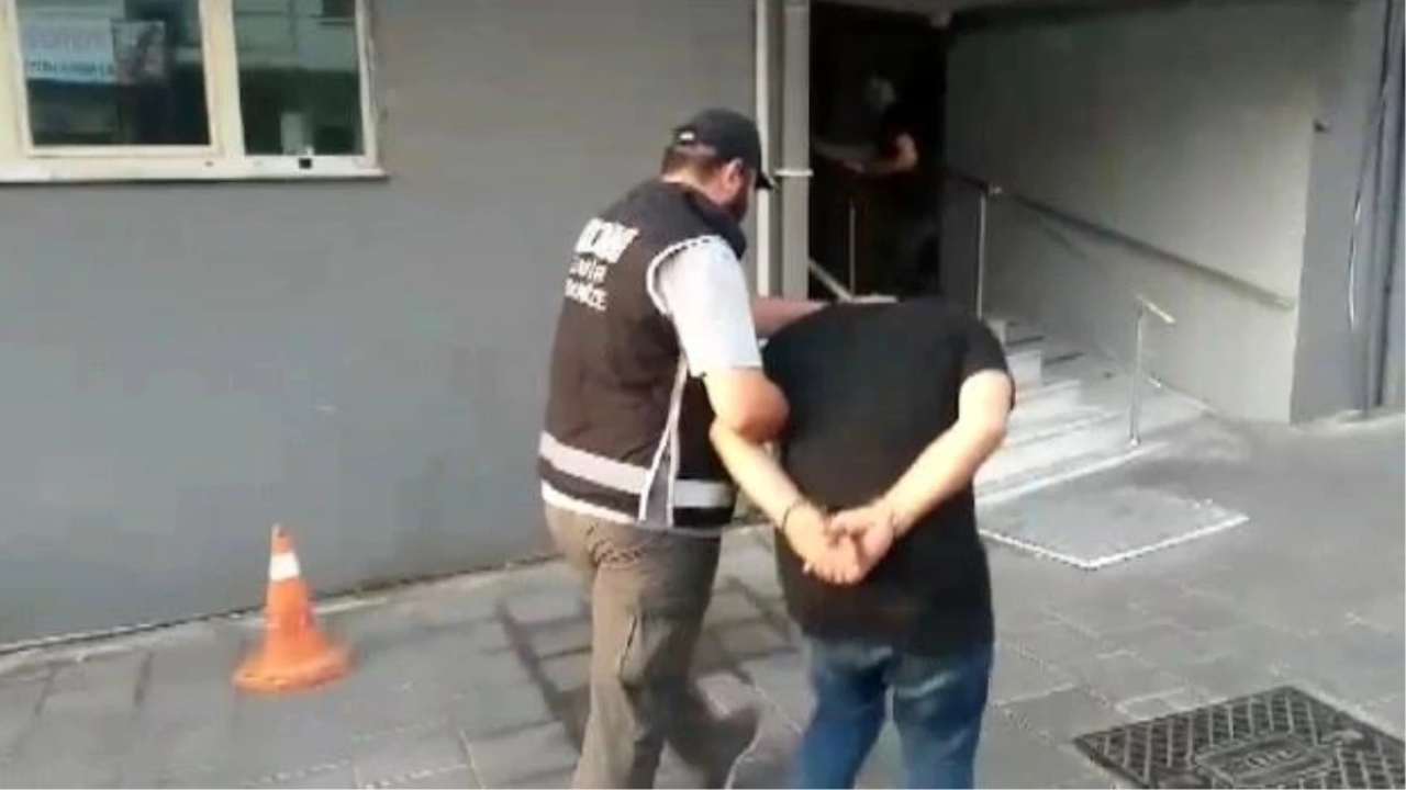 İzmir'de Yasa Dışı Silah Ticareti Yapan Şüpheli Tutuklandı