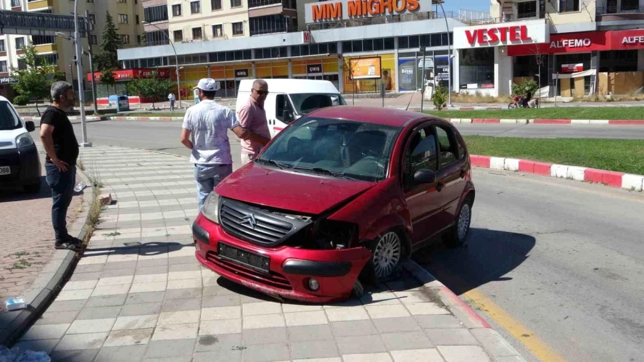 Malatya'da otomobil refüje çarptı: 2 yaralı