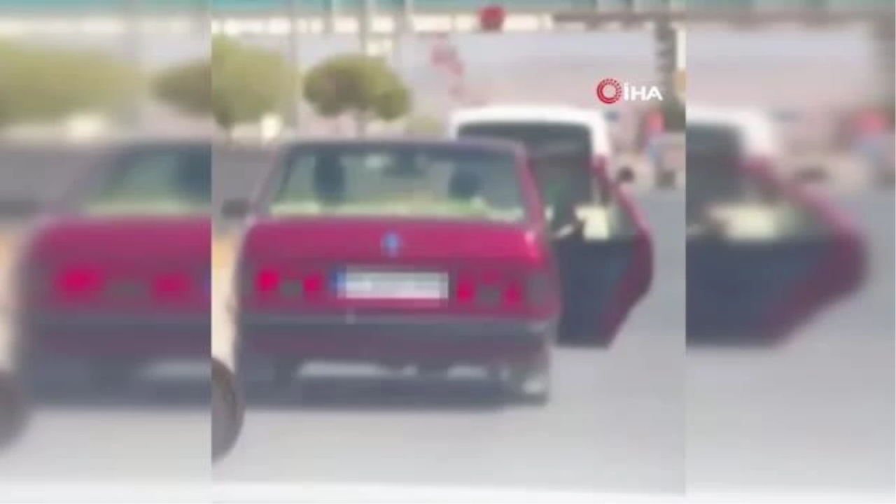 Batman'da trafikte kapısı açık şekilde ilerleyen otomobil tehlike saçtı