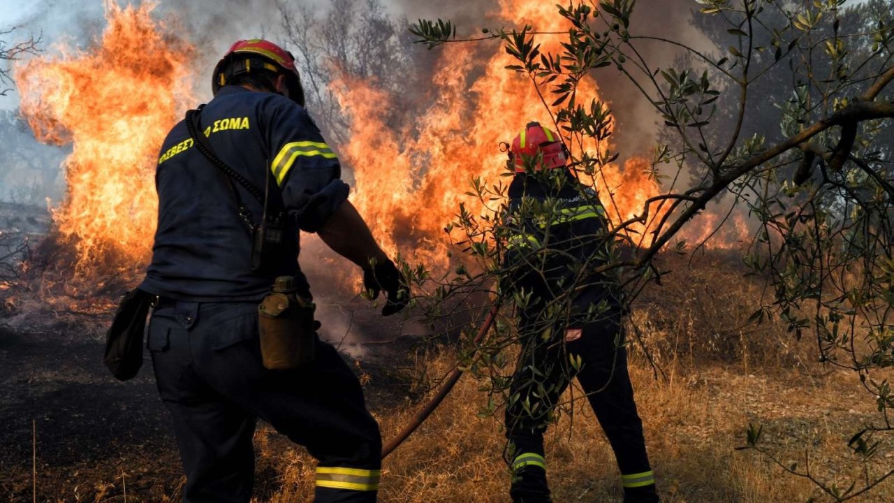 40 bin kişi tahliye ediliyor Rodos yangınından tahliye edilenler feribotla Marmaris'e getiriliyor