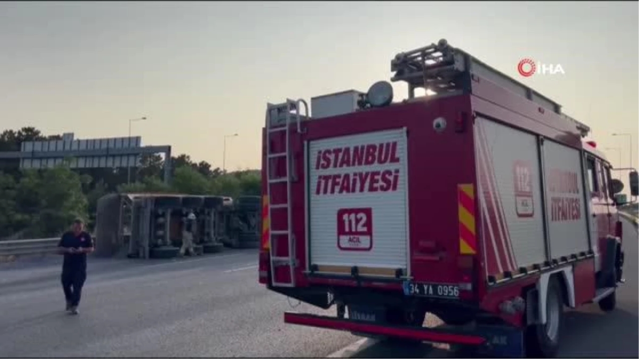 Kuzey Marmara Otoyolunda Kamyon Devrildi: 1 Yaralı