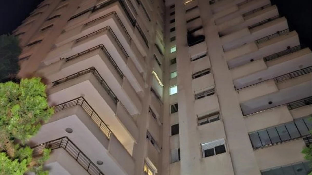 Adana'da 16 Katlı Apartmanın 9. Katındaki Dairede Yangın Çıktı