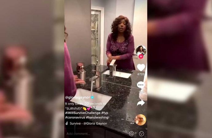 Gloria Gaynor ‘Hayatta kalacağım’ şarkısını söyleyerek ellerini yıkadı