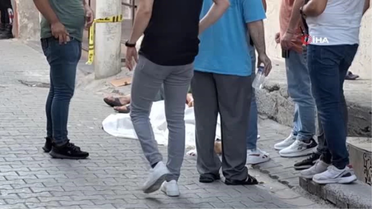 Evinin önünde otururken silahlı saldırıya uğrayıp öldü