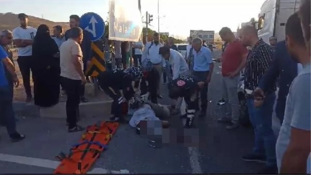 Elazığ'da Otomobil ile Motosiklet Çarpışması: 5 Yaralı