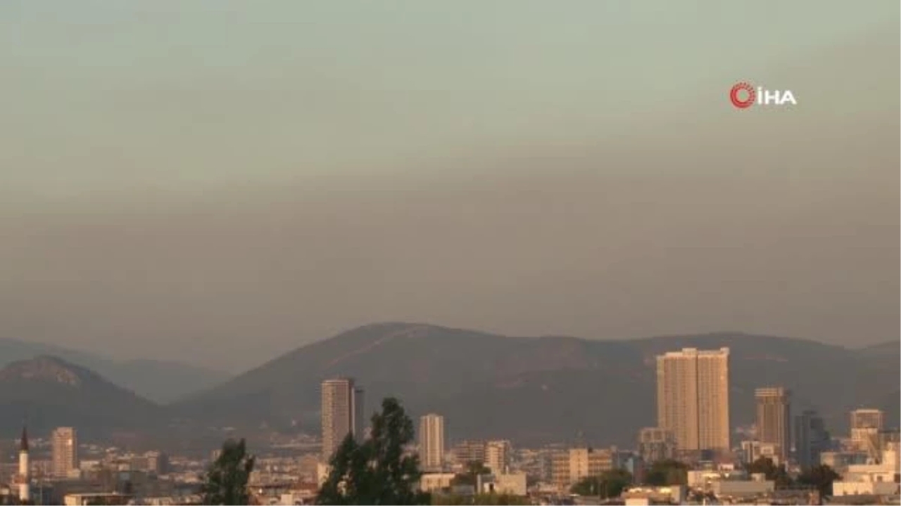 Manisa'daki yangının kara dumanları İzmir'den görüldü