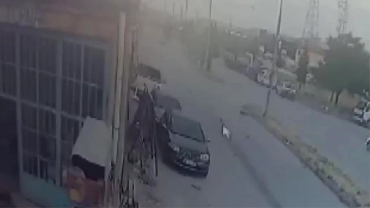 Hafif Ticari Araç Dükkana Dalınca Usta ve Çıraklar Zor Kurtuldu