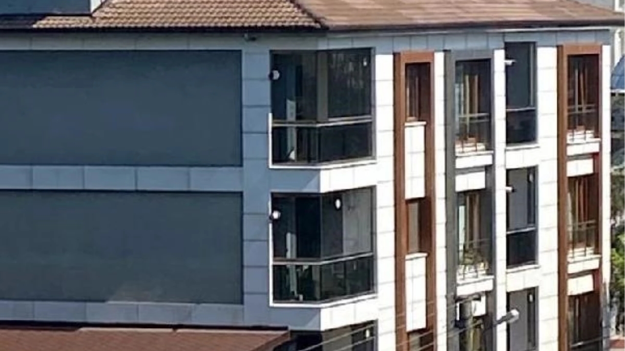 Çatıda çıplak güneşlenen erkek polis sirenini duyunca kaçtı