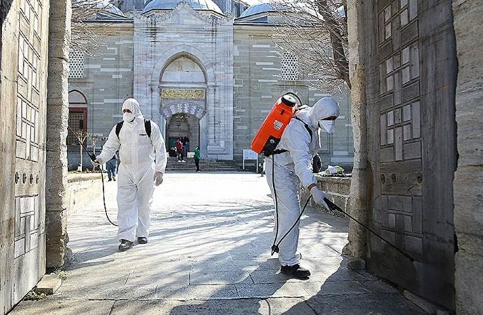 Koronavirüs uyarılarına rağmen camiye giden vatandaş: Allah’ın evine virüs bulaşmaz