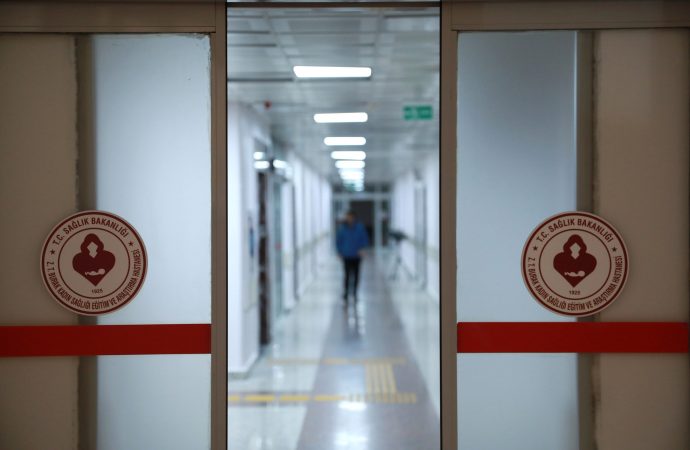 YÖK duyurdu: Sağlık çalışanlarının yıllık izinleri durduruldu