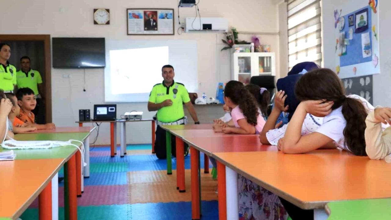 Elazığ'da Kur'an kursuna giden miniklere trafik eğitimi