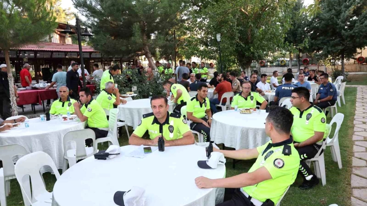 Adıyaman İl Emniyet Müdürlüğü'nden tayin olan polislere veda yemeği