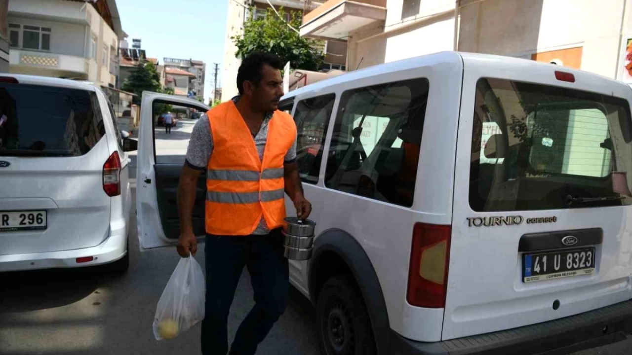 Çayırova Belediyesi İhtiyaç Sahiplerine Sıcak Yemek Hizmeti Sunuyor