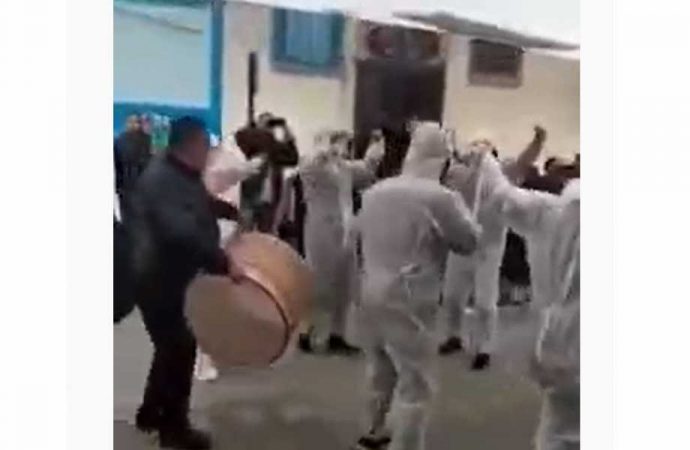 Koronavirüs engel olamadı… Medikal tulum ve maskeyle düğün yaptılar