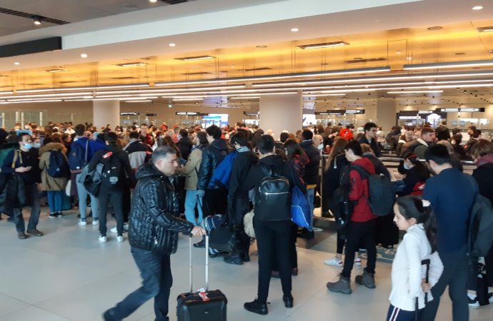 Londra'daki Türkler son uçaklarla İstanbul’a geldi