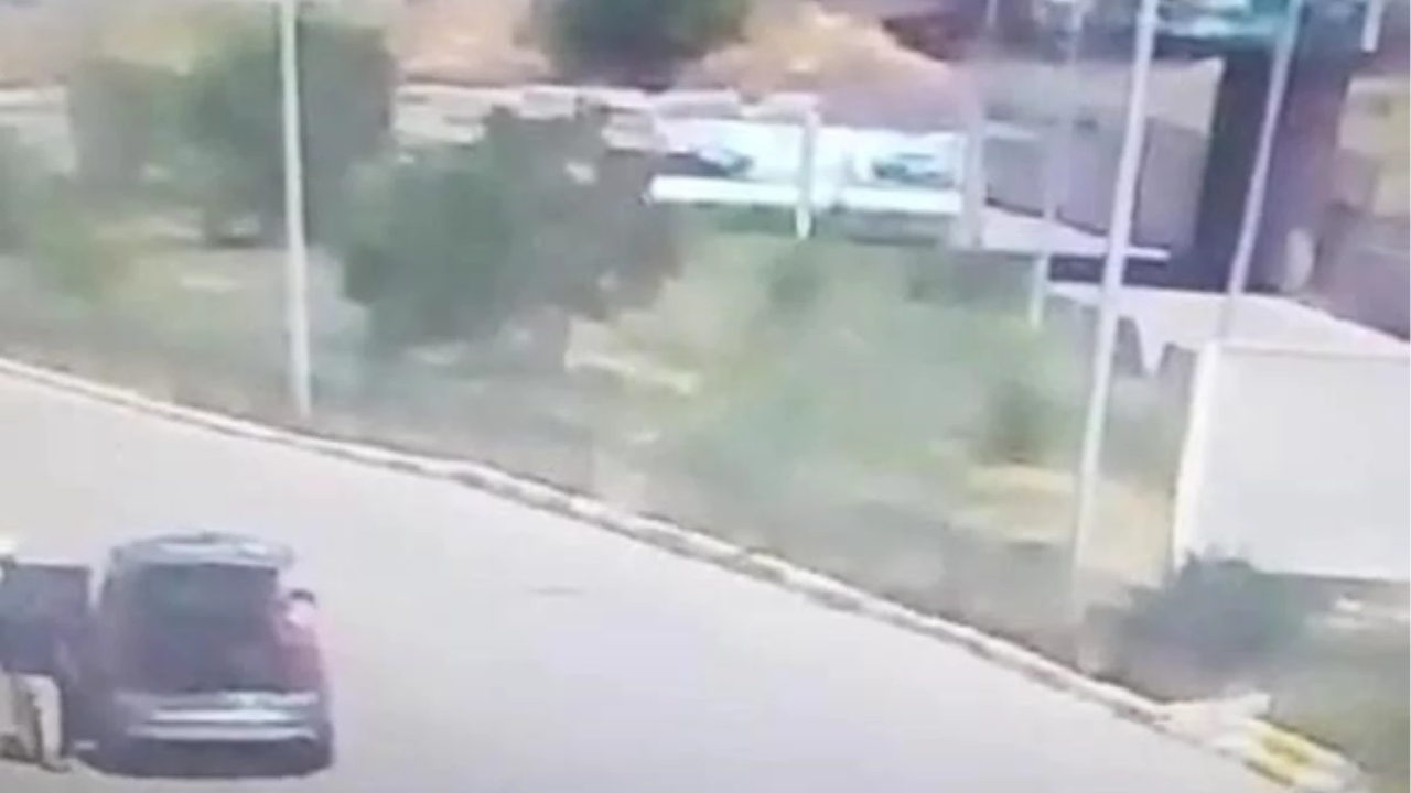 Otomobil ile kamyonet köprüden uçtu; 1 çocuk, 3 yaralı