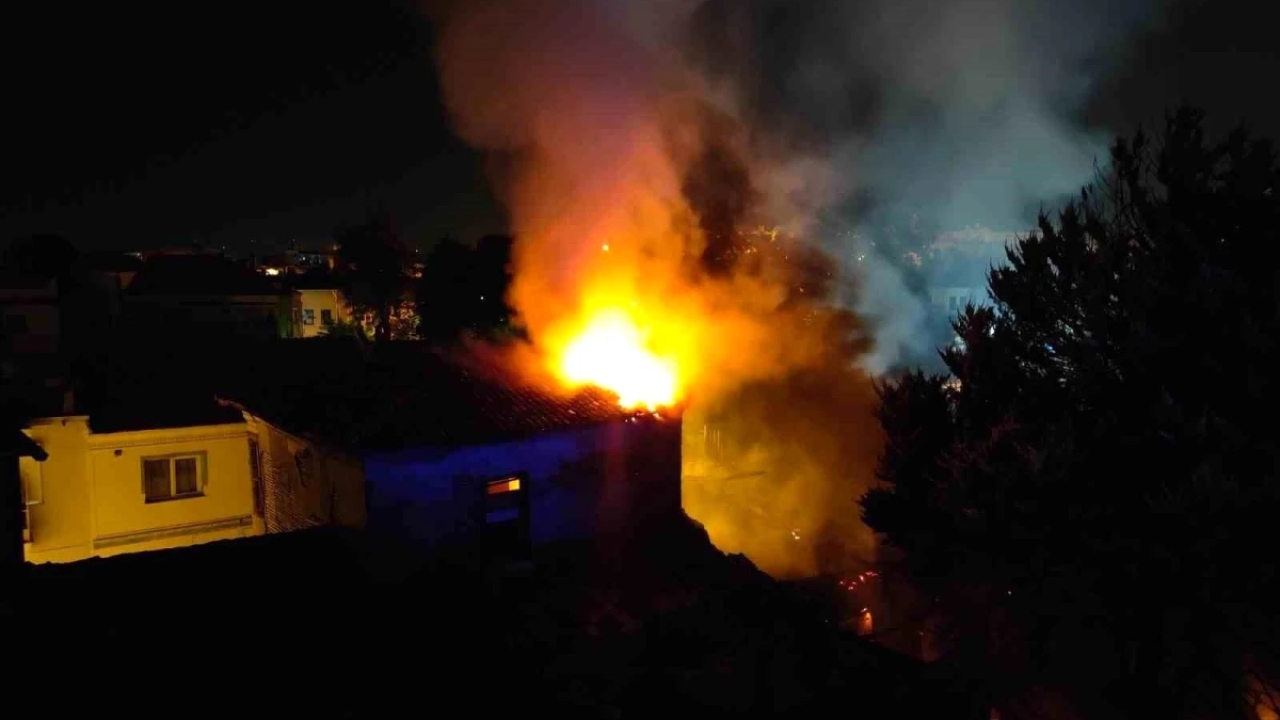 Kuşadası'nda çıkan yangın yan binaya sıçradı