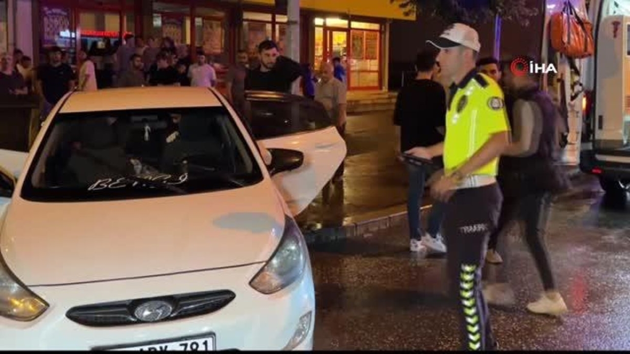 Kayganlaşan yolda iki otomobil çarpıştı: 3 yaralı