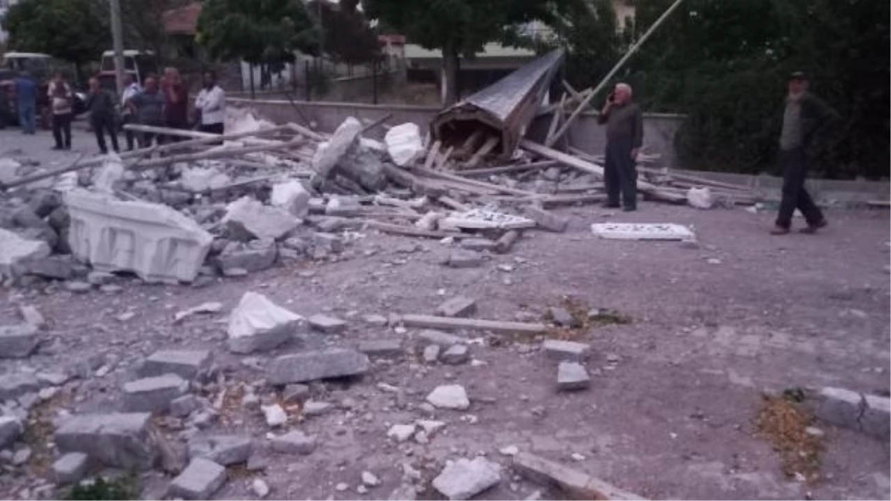 Kırıkkale'de Fırtına Sonucu Köy Camisinin Minaresi Yıkıldı