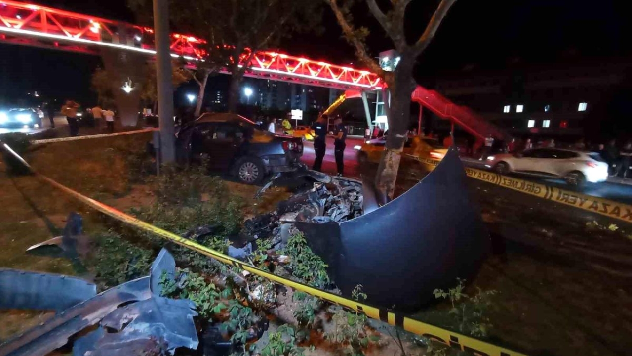 Konya'da Makas Atan Otomobil Ağaca Çarptı: 2'si Ağır 3 Yaralı