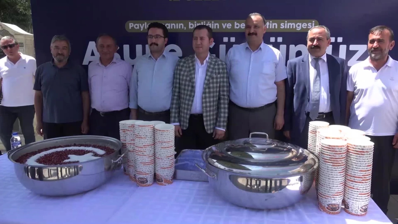 Aksaray Valiliği ve İl Özel İdaresi Vatandaşlara Aşure Dağıttı
