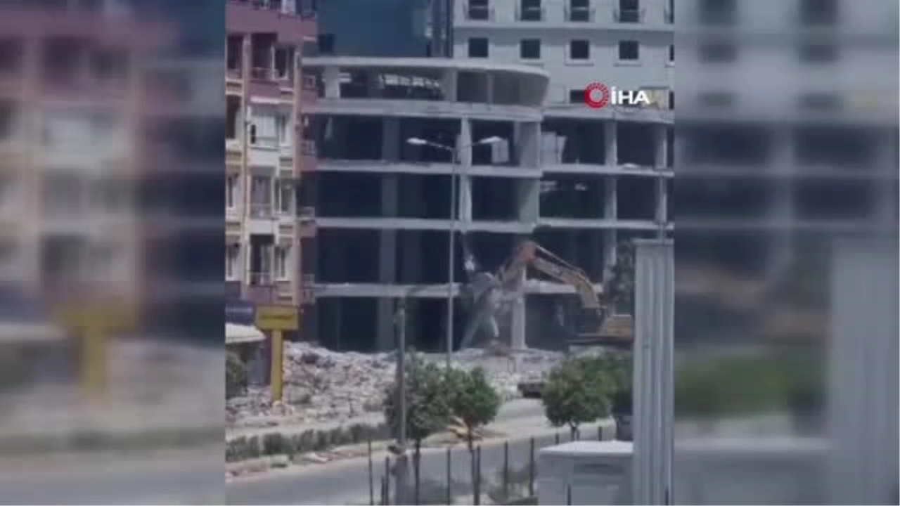 Yıkımı gerçekleştirilen bina iş makinesinin üzerine çöktü