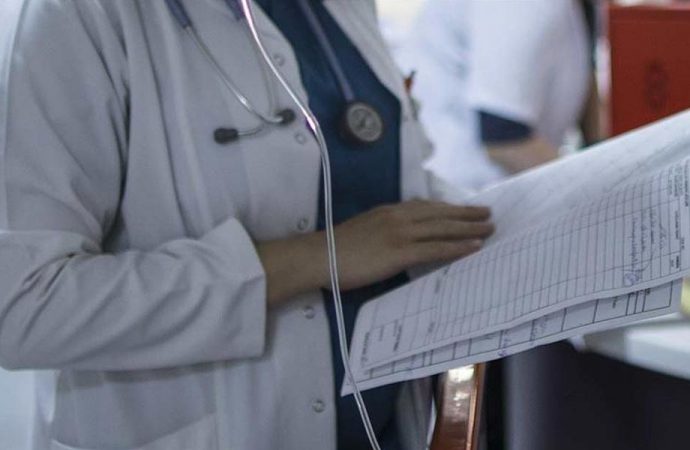 Eldivensiz çalışmak zorunda kalan doktor koronavirüs nedeniyle hayatını kaybetti