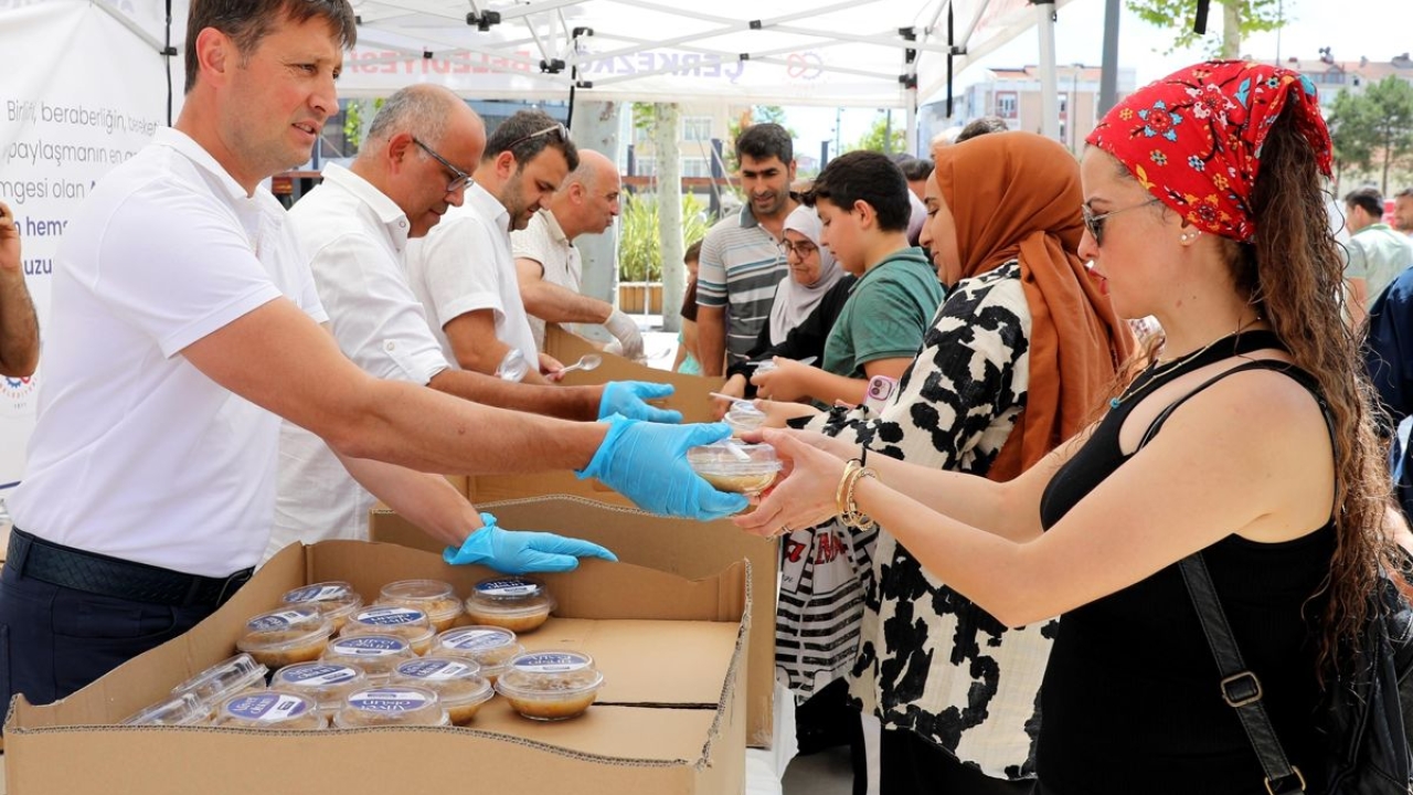 Çerkezköy Belediyesi Muharrem Ayı'nda Aşure Dağıttı