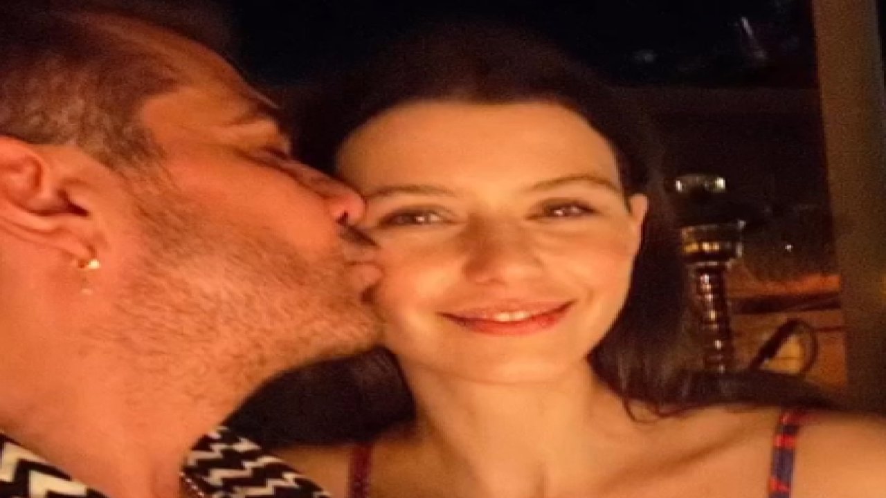 Beren Saat'ten 9. evlilik yıldönümü paylaşımı