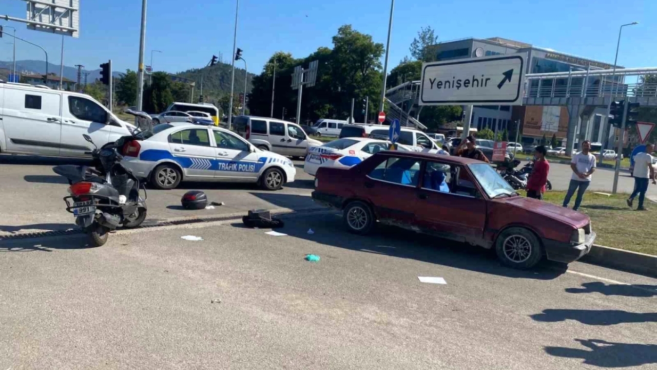 Karabük'te Kırmızı Işıkta Geçen Otomobilin Çarptığı Motosikletin Sürücüsü Yaralandı