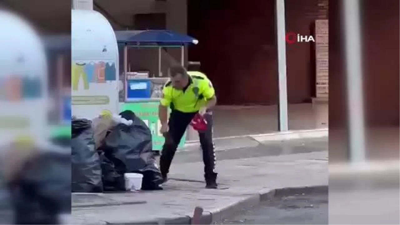 Trafik polisinden duygulandıran hareket: Çöpteki Türk bayrağını alıp ekip aracına bıraktı