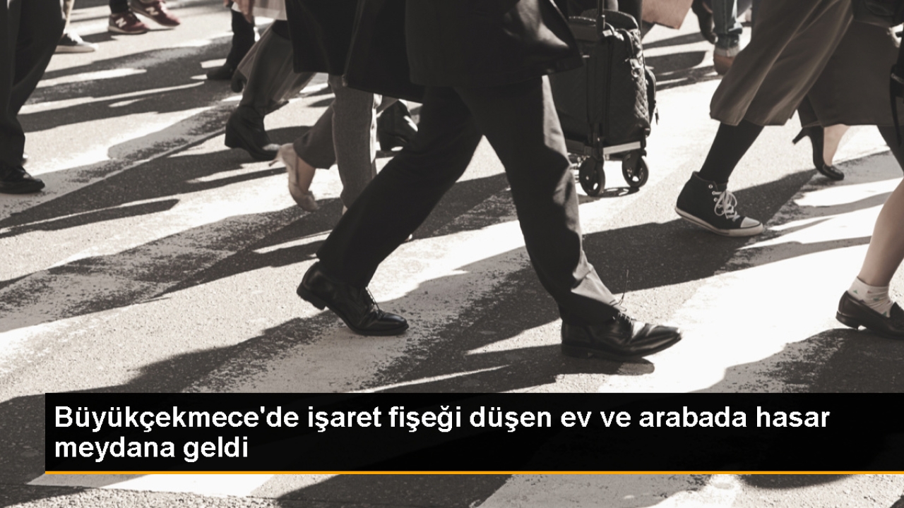 Büyükçekmece'de İşaret Fişeği Kazası: Ev ve Araç Hasar Gördü