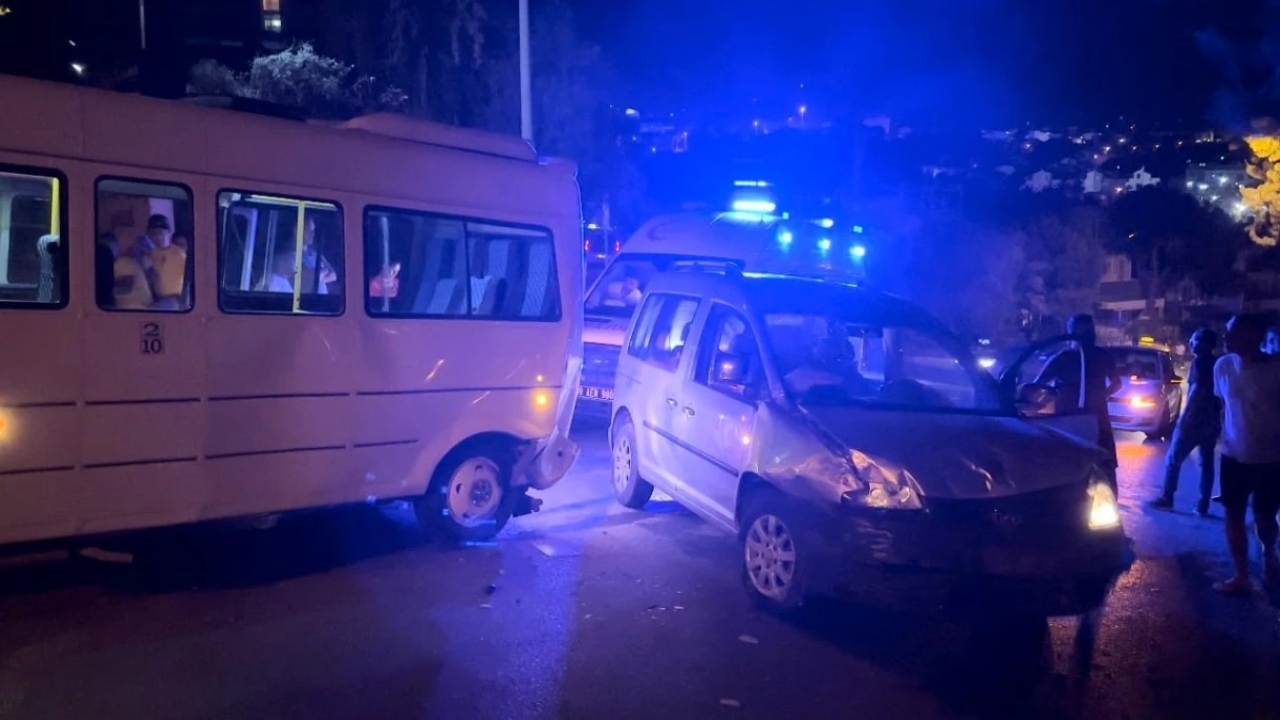 Kuşadası'nda Otomobil Minibüse Çarptı: Yaralı Sürücü Babasını Arayarak Özür Diledi