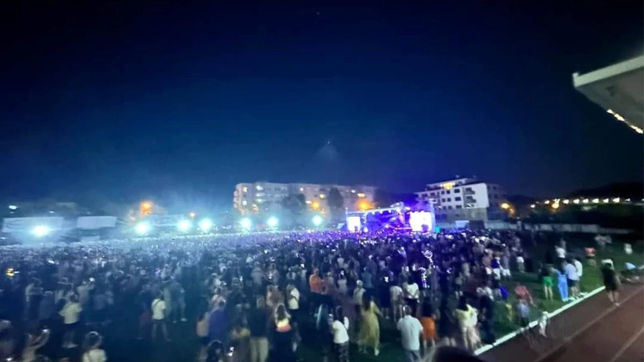 Hande Yener, Bulgaristan'da Mestanlılar Buluşması'nda sahne aldı