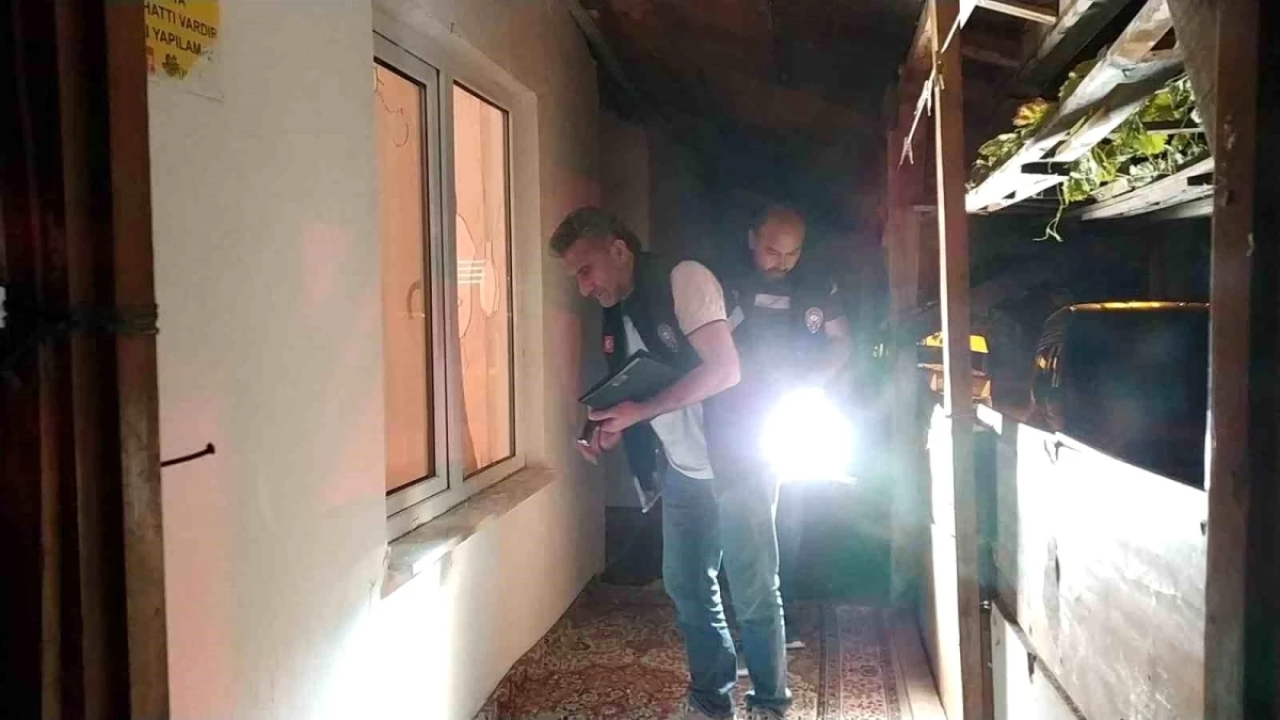 Çorum'da 78 yaşındaki kadının evinin camları taşla kırıldı