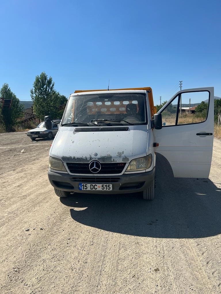Üç yaşındaki çocuk yolda giden kamyonetin kapısını açınca düşerek hayatını kaybetti