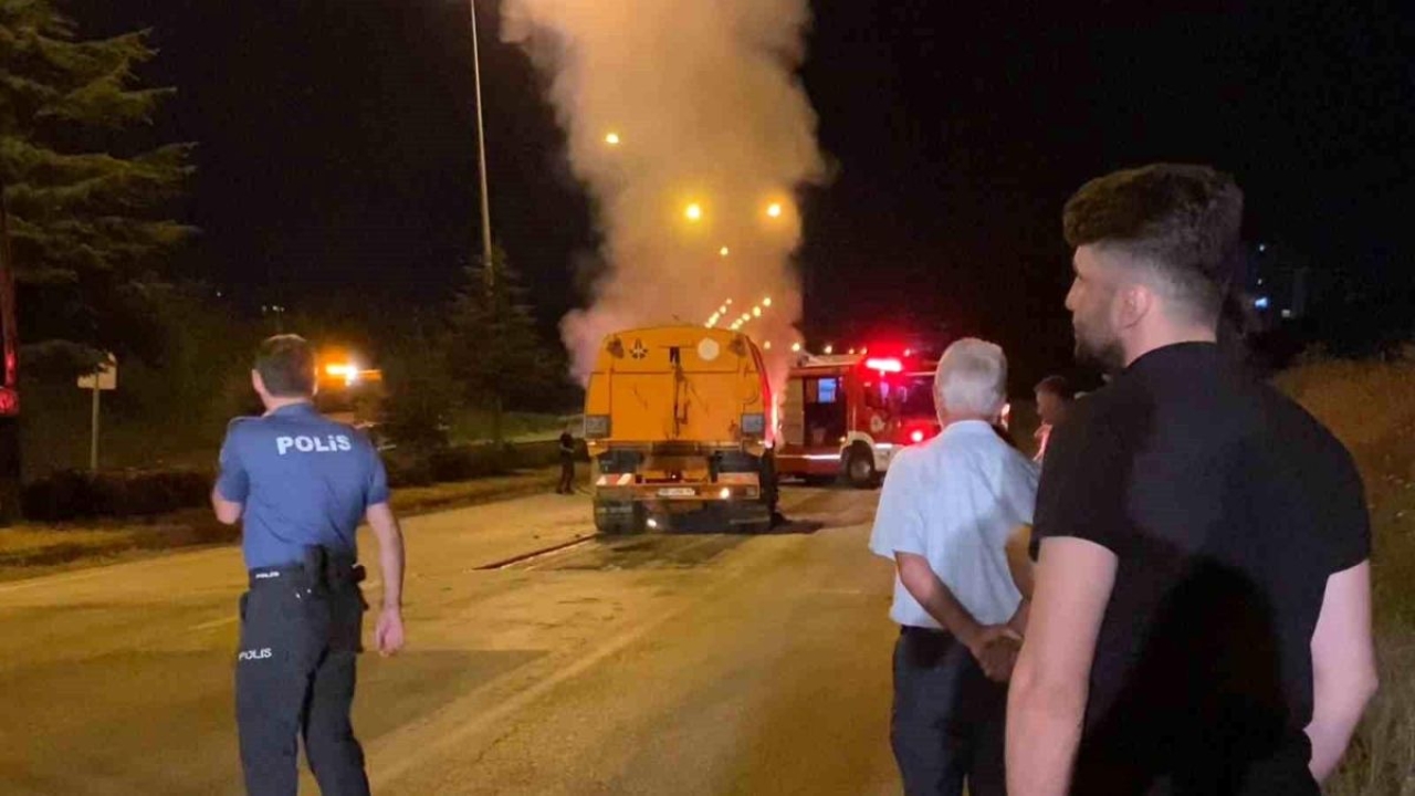 Samsun'da Yol Süpürme Aracı Yanarak Kullanılamaz Hale Geldi