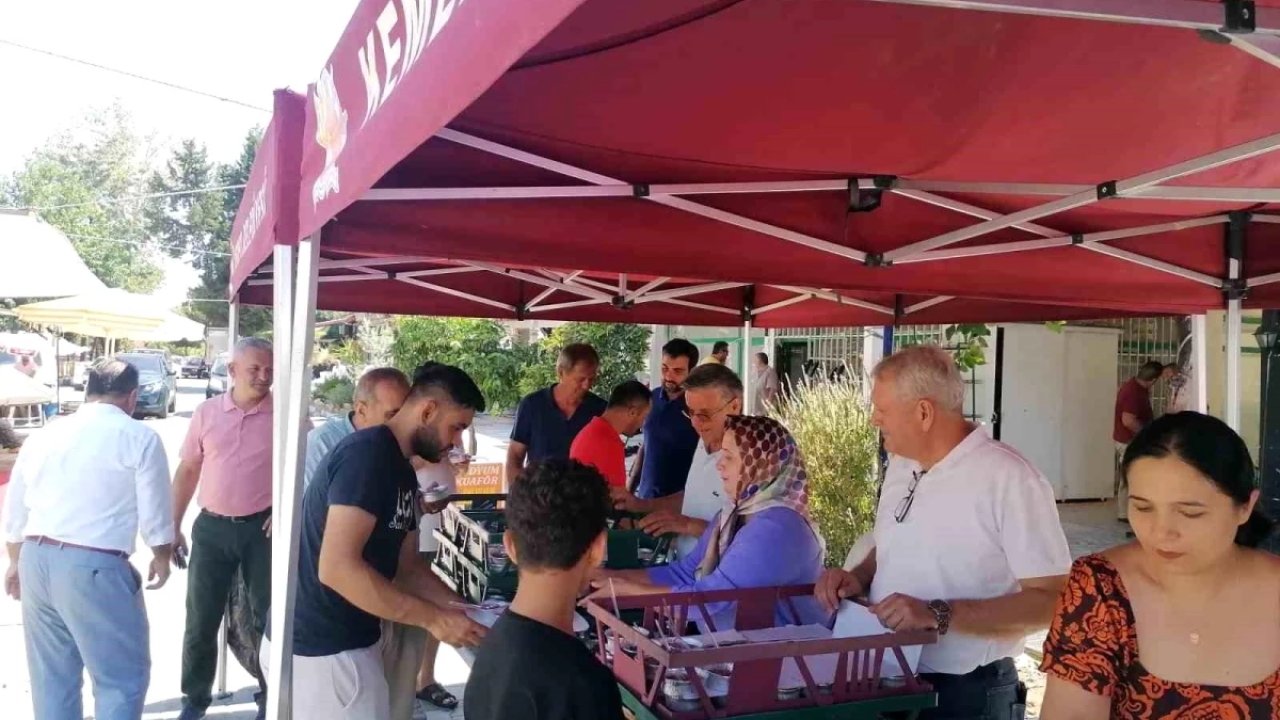 Kemer Belediye Başkanı Vatandaşlara Aşure İkramında Bulundu