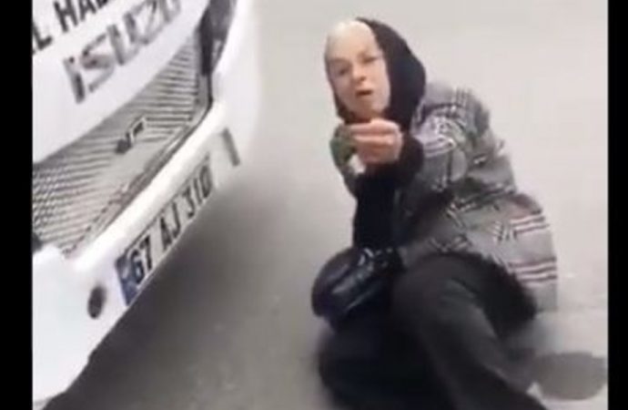 Vicdan yaralayan görüntü… Yardım etmedikleri yaşlı kadını ‘Sen koronasın’ deyip itti