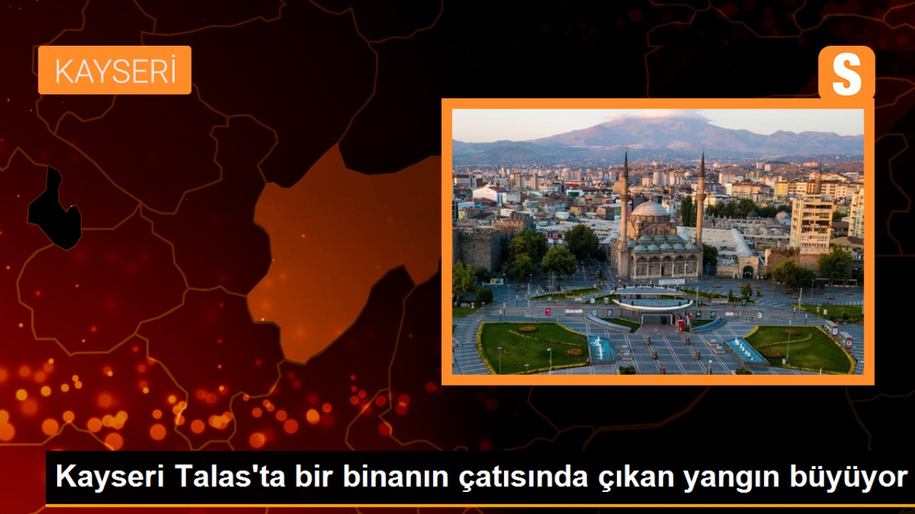 Kayseri Talas'ta bir binanın çatısında çıkan yangın söndürülmeye çalışılıyor