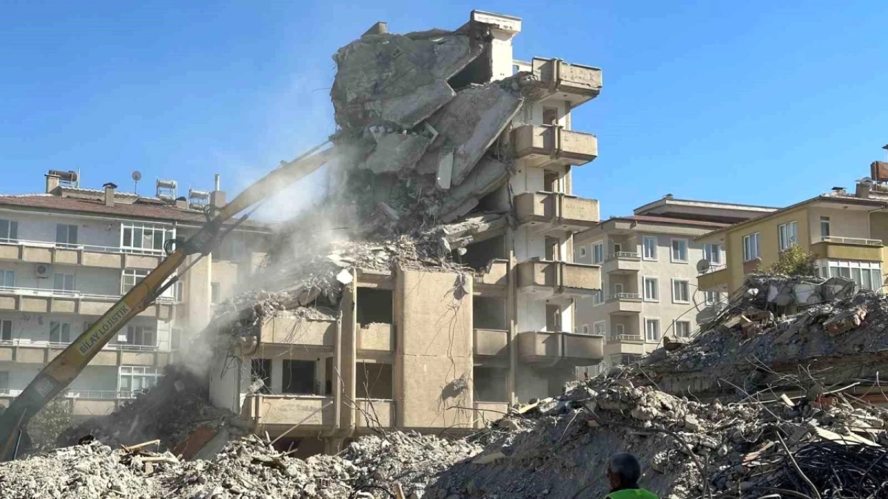 Gaziantep'te yıkım çalışmaları sürüyor