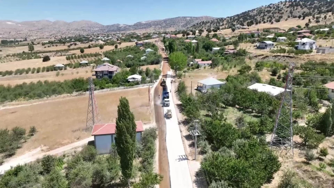 Antalya Büyükşehir Belediyesi, Varsak Yaylası ile Yeleme Mahallesi'ni birbirine bağlayan yayla yolunu asfaltlı