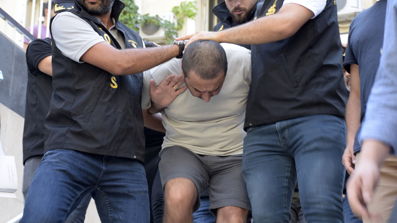 Tekel bayisinde 2 kişiyi öldüren saldırgan tanınmamak için saçlarını kesti gemiyle kaçmayı planlarken yakaland