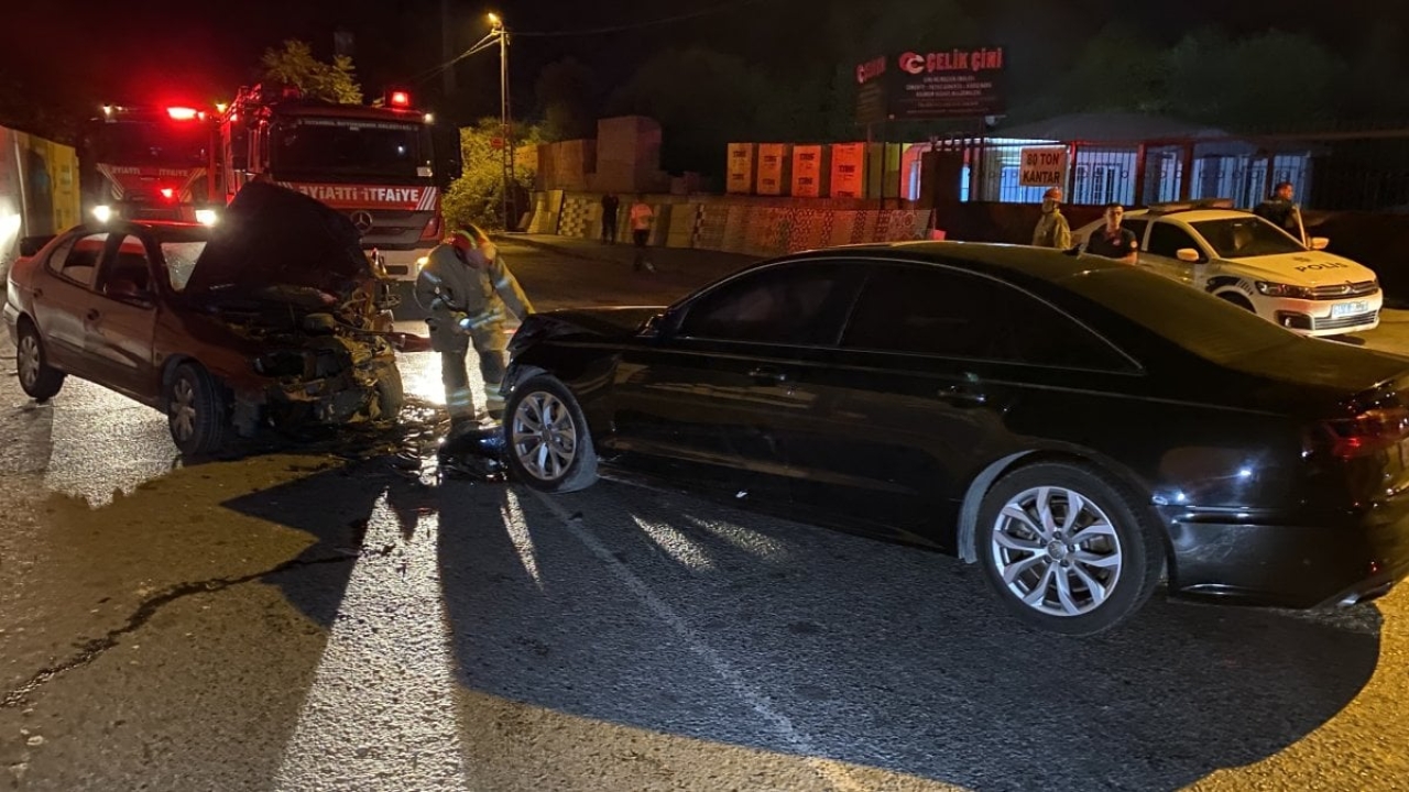 Eyüpsultan'da 2 otomobil kafa kafaya çarpıştı