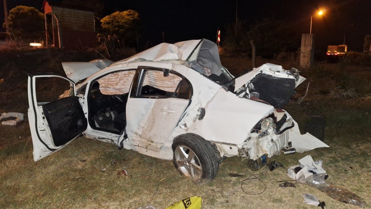 Tarlaya devrilen otomobilde 4 kişi yaralandı