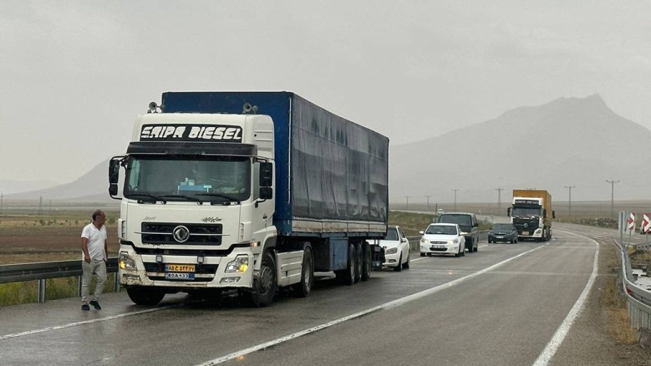Sel nedeniyle Türkiye-İran kara yolu ulaşıma kapandı