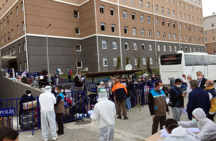 Karantina süresi dolan umreciler, yurtlardan ayrılmaya başladı: Pozitif vakalar var