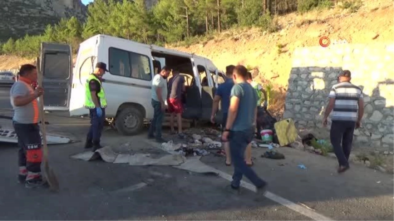 İşçileri taşıyan minibüs kaza yaptı: 1 ölü, 13 yaralı