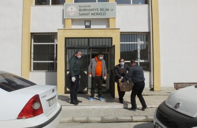 Öğretmenlerden sağlıkçılar için siperlik maske üretimi