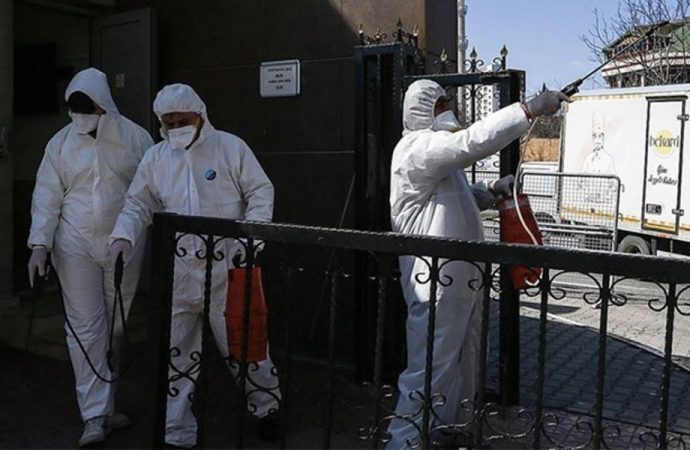 Sosyal mesafe bir buçuk metre diyorlardı… ‘Koronavirüs sekiz metreden bulaşıyor’